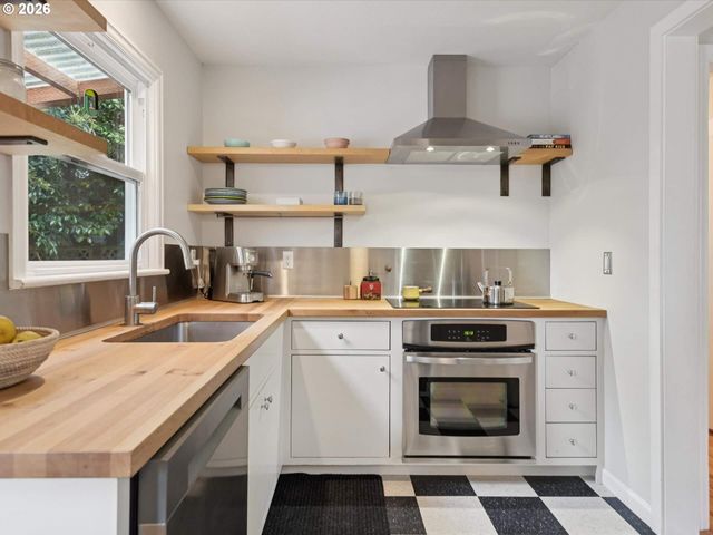 3424 Se TIBBETTS St, Portland, OR 97202