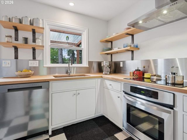3424 Se TIBBETTS St, Portland, OR 97202
