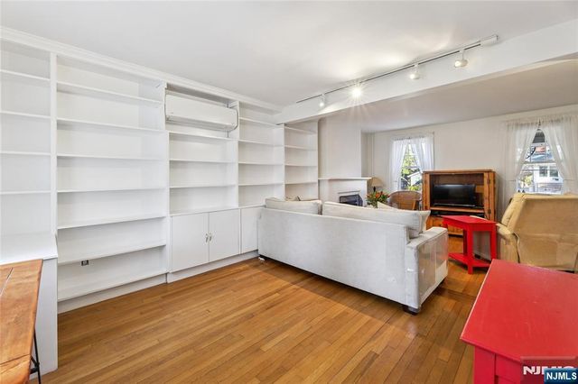 160 Pinewood Place, Teaneck, NJ 07666