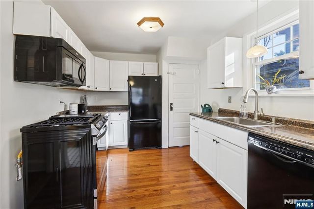 160 Pinewood Place, Teaneck, NJ 07666