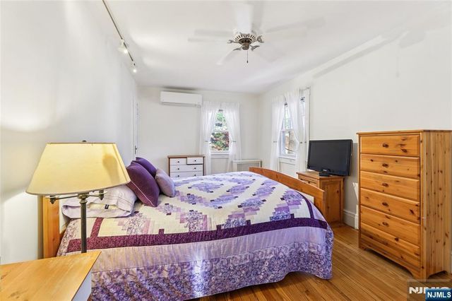 160 Pinewood Place, Teaneck, NJ 07666