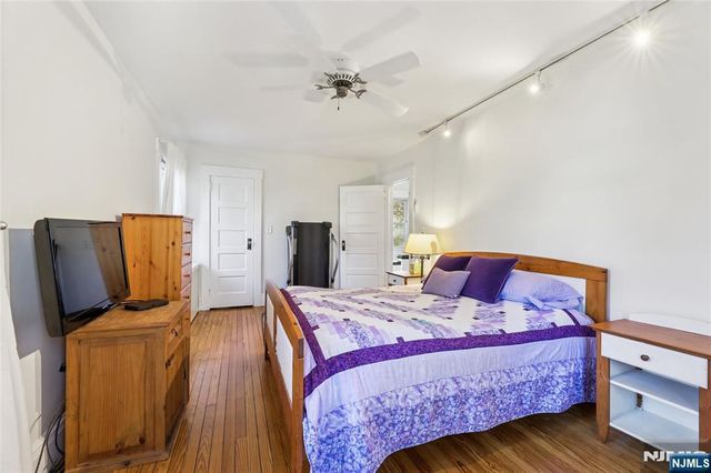 160 Pinewood Place, Teaneck, NJ 07666