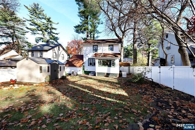 160 Pinewood Place, Teaneck, NJ 07666