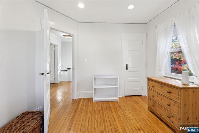 160 Pinewood Place, Teaneck, NJ 07666