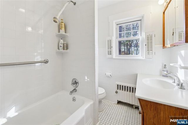 160 Pinewood Place, Teaneck, NJ 07666