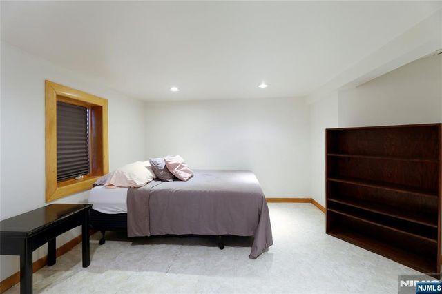 160 Pinewood Place, Teaneck, NJ 07666