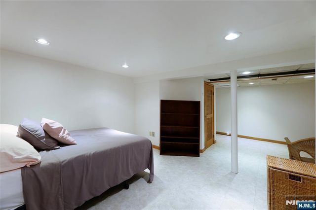 160 Pinewood Place, Teaneck, NJ 07666