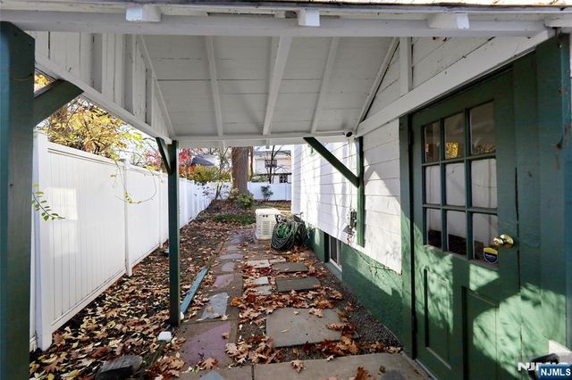 160 Pinewood Place, Teaneck, NJ 07666