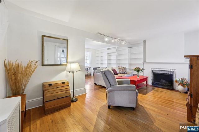 160 Pinewood Place, Teaneck, NJ 07666