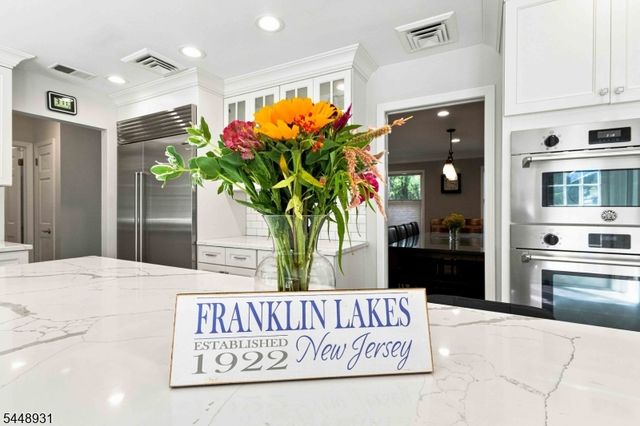 700 Oak Ln, Franklin Lakes Boro, NJ 07417