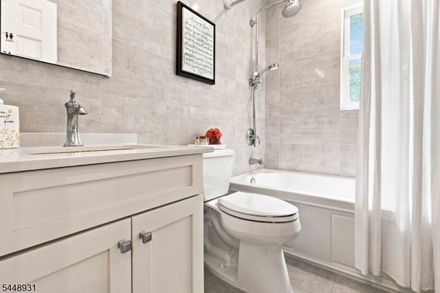 700 Oak Ln, Franklin Lakes Boro, NJ 07417