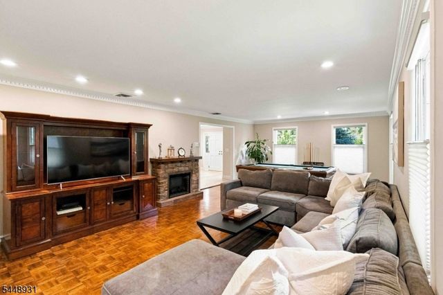 700 Oak Ln, Franklin Lakes Boro, NJ 07417