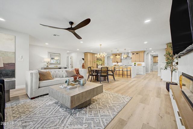 2808 E LUPINE Avenue, Phoenix, AZ 85028