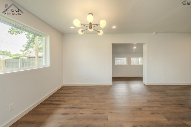 909 W CORNELIA AVENUE, Iowa Park, TX 76367