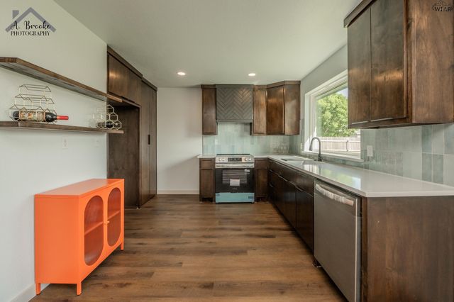 909 W CORNELIA AVENUE, Iowa Park, TX 76367