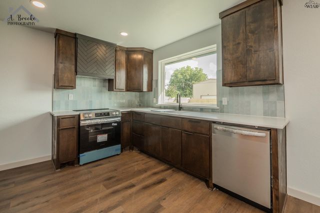 909 W CORNELIA AVENUE, Iowa Park, TX 76367
