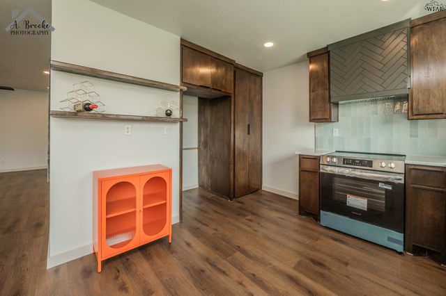 909 W CORNELIA AVENUE, Iowa Park, TX 76367