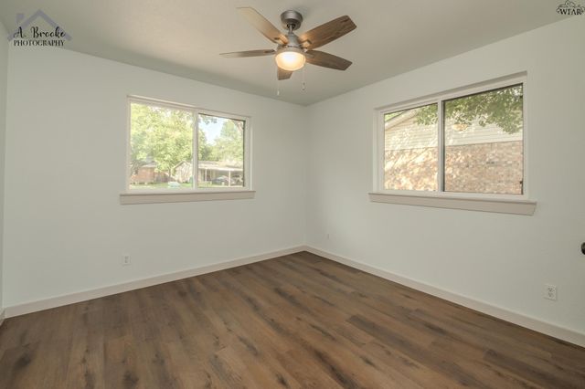 909 W CORNELIA AVENUE, Iowa Park, TX 76367
