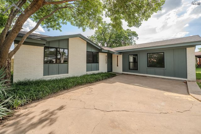 909 W CORNELIA AVENUE, Iowa Park, TX 76367
