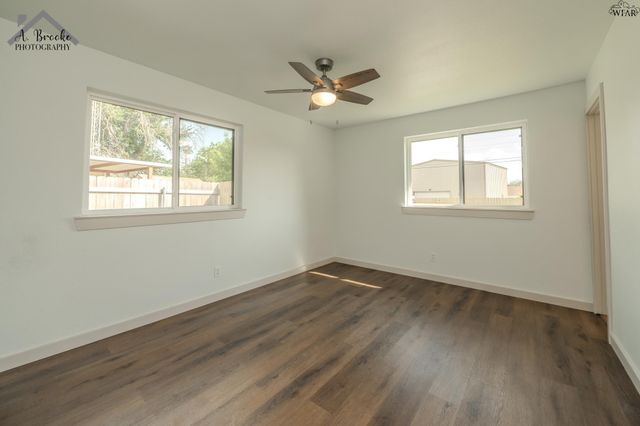 909 W CORNELIA AVENUE, Iowa Park, TX 76367
