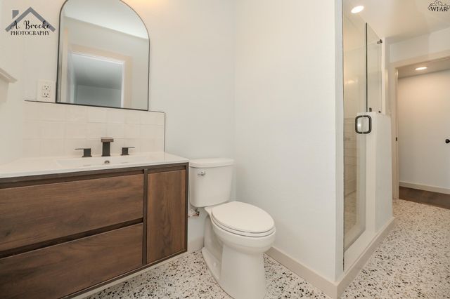 909 W CORNELIA AVENUE, Iowa Park, TX 76367