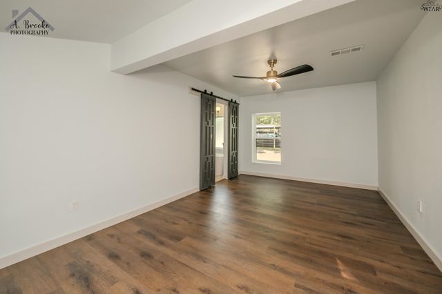 909 W CORNELIA AVENUE, Iowa Park, TX 76367