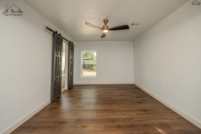 909 W CORNELIA AVENUE, Iowa Park, TX 76367