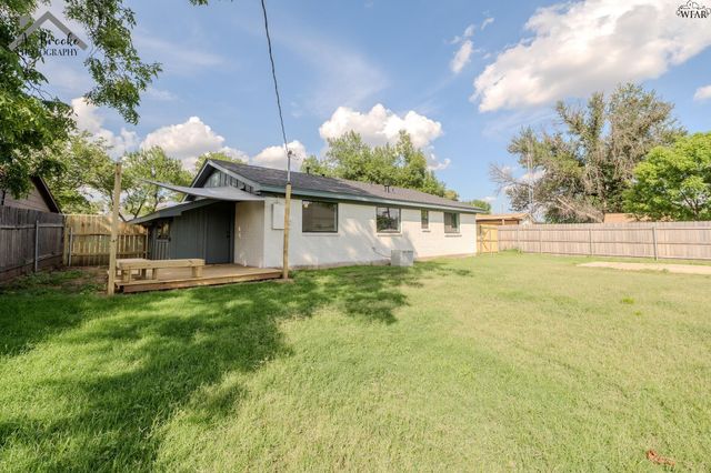 909 W CORNELIA AVENUE, Iowa Park, TX 76367