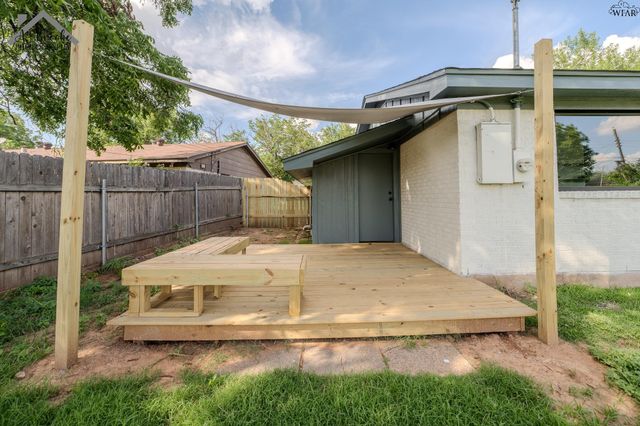 909 W CORNELIA AVENUE, Iowa Park, TX 76367