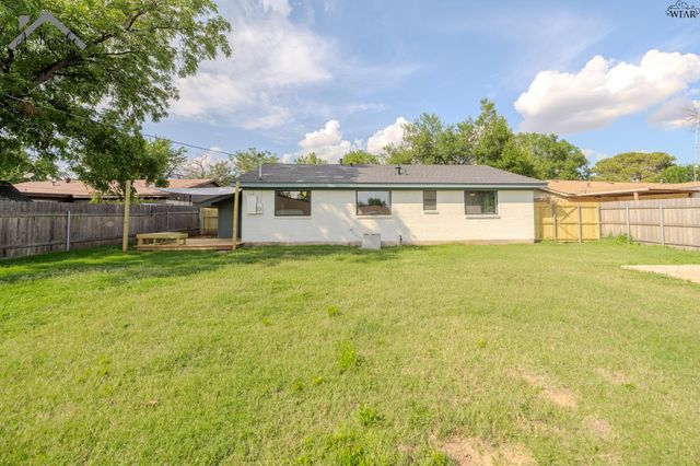 909 W CORNELIA AVENUE, Iowa Park, TX 76367