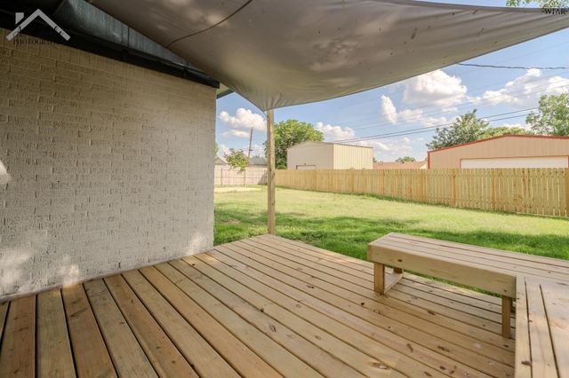 909 W CORNELIA AVENUE, Iowa Park, TX 76367