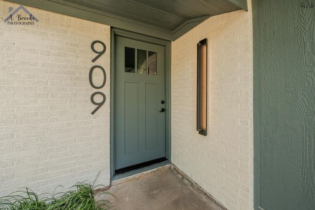 909 W CORNELIA AVENUE, Iowa Park, TX 76367