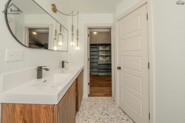 909 W CORNELIA AVENUE, Iowa Park, TX 76367