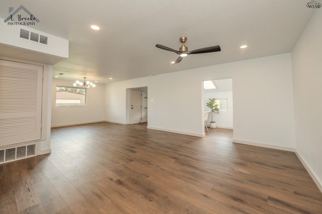 909 W CORNELIA AVENUE, Iowa Park, TX 76367