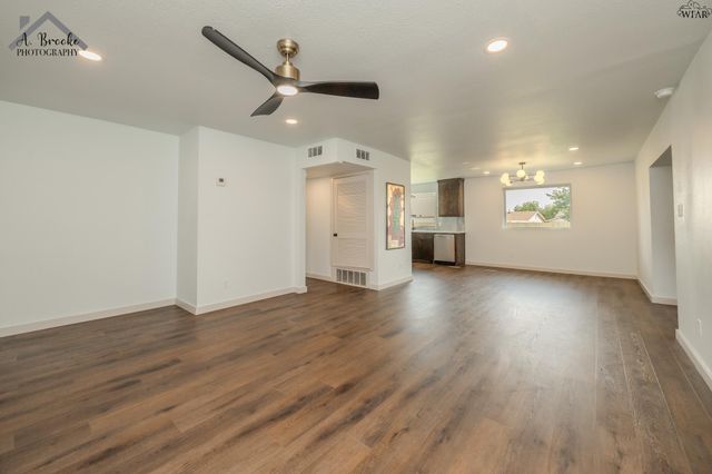 909 W CORNELIA AVENUE, Iowa Park, TX 76367