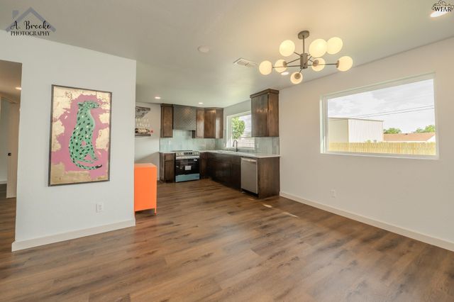 909 W CORNELIA AVENUE, Iowa Park, TX 76367