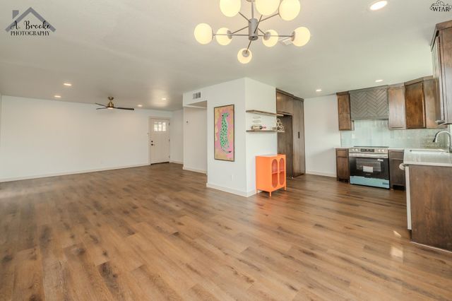 909 W CORNELIA AVENUE, Iowa Park, TX 76367