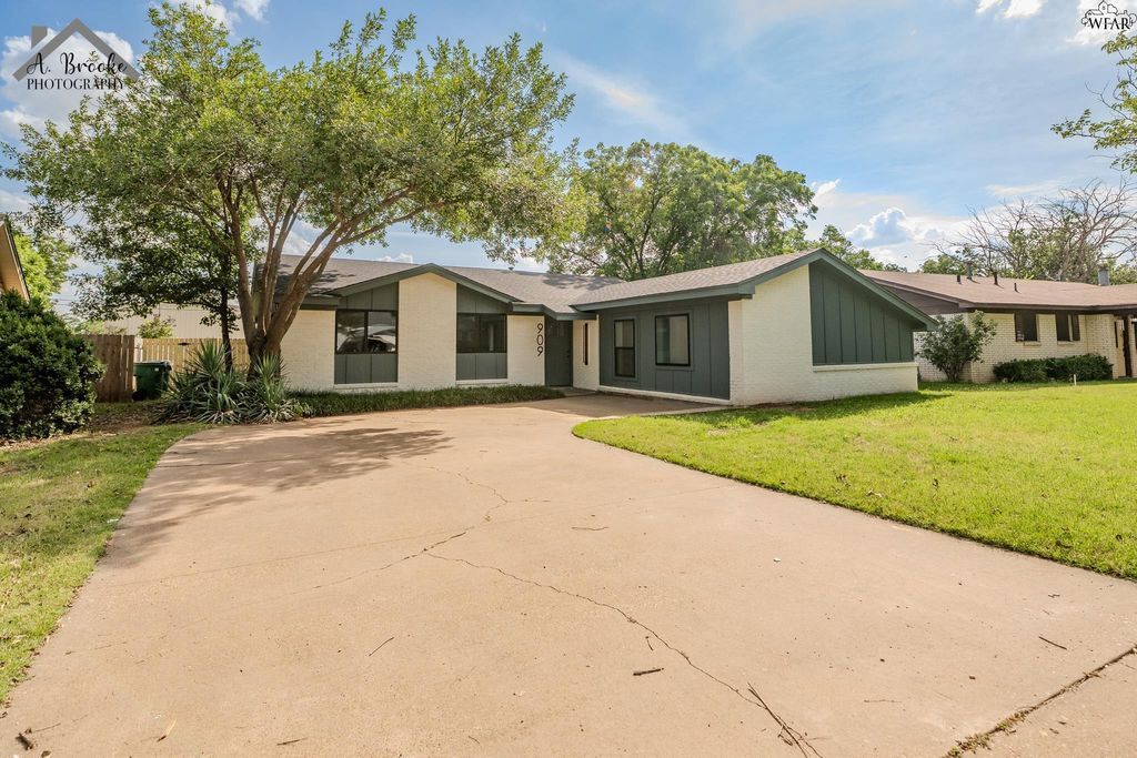 909 W CORNELIA AVENUE, Iowa Park, TX 76367