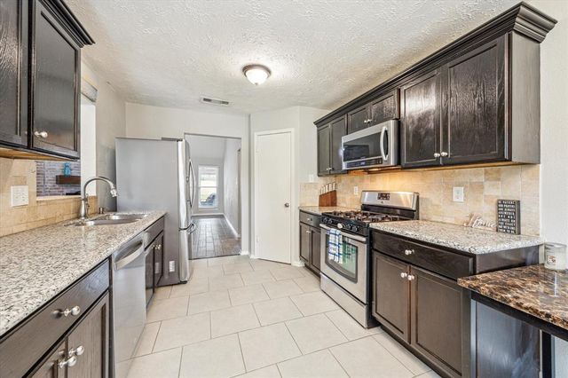 730 S Illinois Avenue, League City, TX 77573