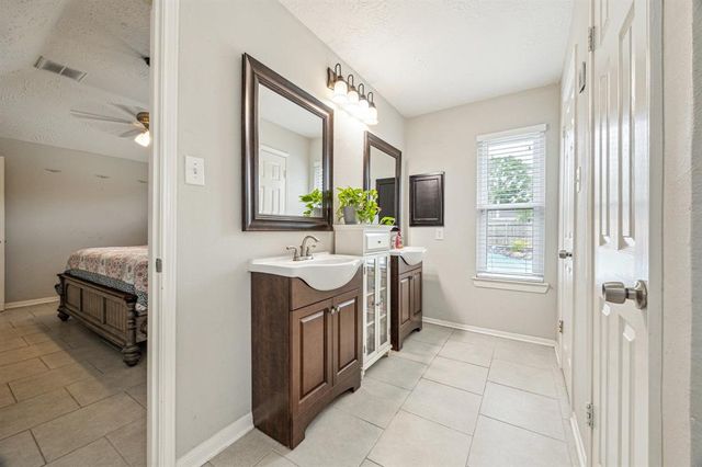 730 S Illinois Avenue, League City, TX 77573