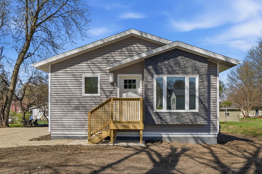 341 S Chestnut Avenue, New Hampton, IA 50659
