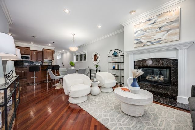911 W Roscoe Street 1, Chicago, IL 60657