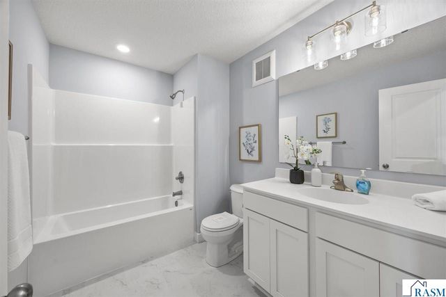 2017 Aster Lane, Mankato, MN 56001