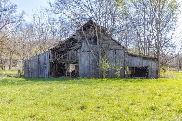 2739 Pickens Rd, Lynnville, TN 38472