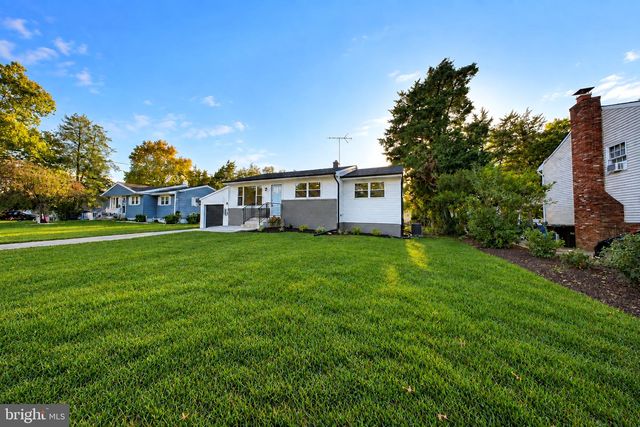 11 BARCLAY DR, Blackwood, NJ 08012
