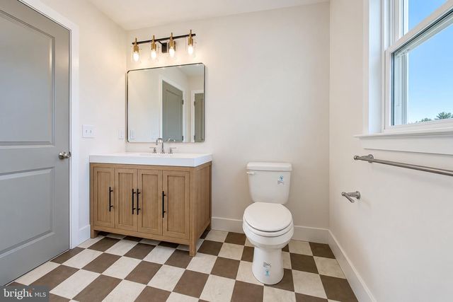 11 BARCLAY DR, Blackwood, NJ 08012