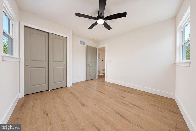 11 BARCLAY DR, Blackwood, NJ 08012