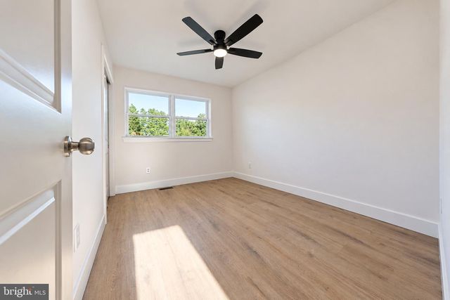 11 BARCLAY DR, Blackwood, NJ 08012