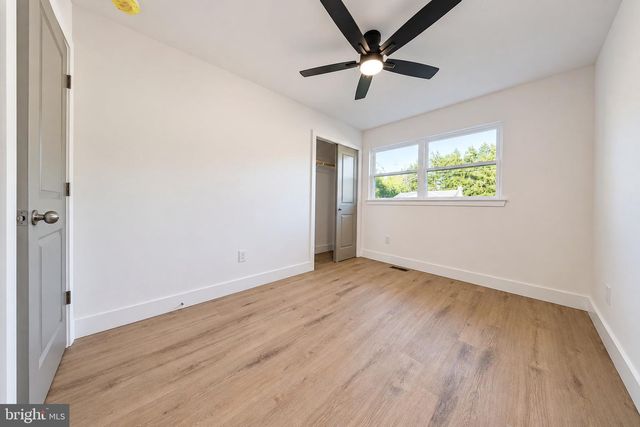 11 BARCLAY DR, Blackwood, NJ 08012