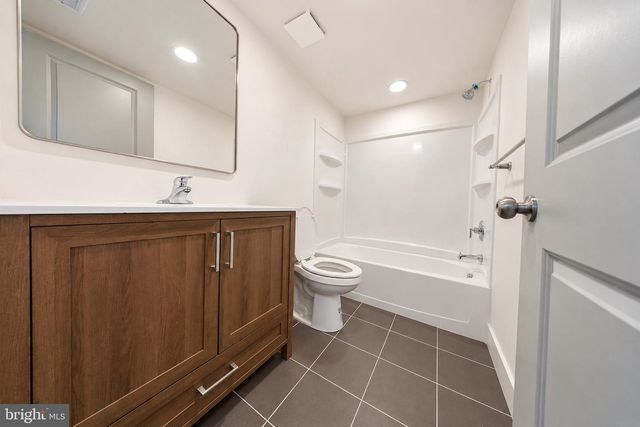 11 BARCLAY DR, Blackwood, NJ 08012